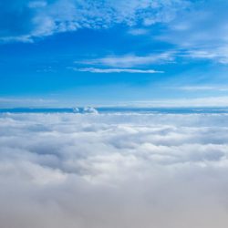 clima para safra 2021/22: imagem do céu visto de cima das nuvens